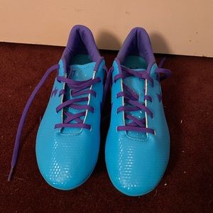 Like New Women’s Under Armour Soccer Cleats